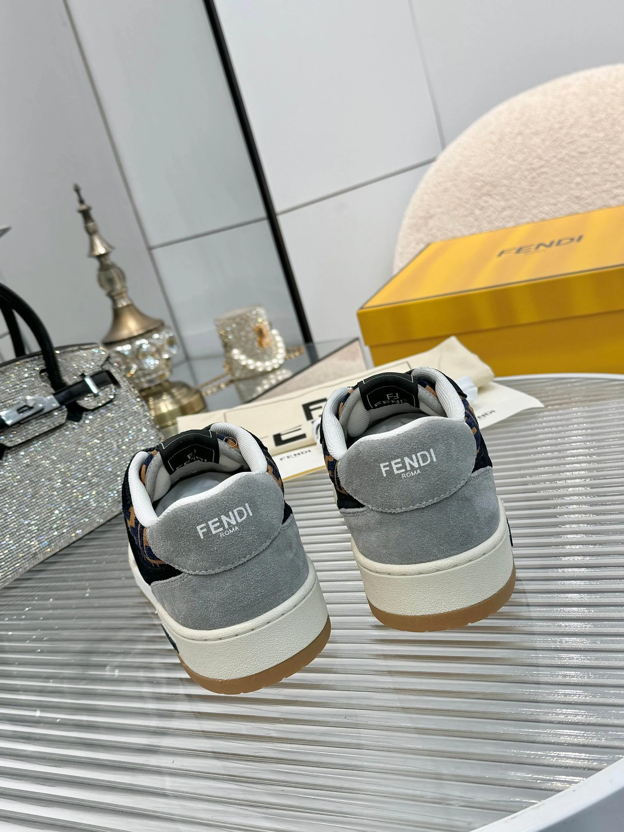 p620🐮🐮New❤Top super A version💯 Fendi Fendi 2025 New Year's King Explosive Style🔥 Many💑stars have the same style FD match. Original purchase for RMB14440. One to one replica. Designer Kim Jones's first sneaker fendi match and Donkey brand Trainer basketball sneakers, fresh blood injection and FF retro design It combines fashion and super comfort. [Wise] Whoever doesn’t grab it will regret it [There are many shoe uppers on the market with different color matching and cut corners in workmanship. The color matching and craftsmanship of my shoe upper are absolutely the same as the genuine products at the counter. Welcome to compare. Feet: Mesh injection molding pads 🎯 Soles: Please look for the original molded multi-color TPU outsole (❌ non-rubber sole) 🎯 Size: Female 35-41 Male 38-45 🎯 Packaging: Original 1:1 matching high-end packaging 🎁